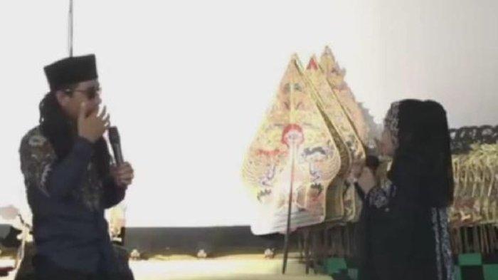 Dia dengan gampangnya menyebut dan menyamakan Yati Pesek dengan Pekerja Seks Komersial (PSK).