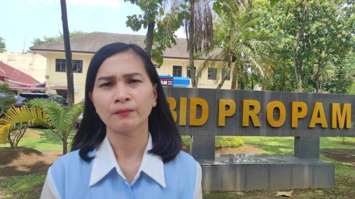 Dian Meta Sihombing, istri Bripka Berlin Sinaga usai ikut sidang Komisi Kode Etik Profesi Polri (KKEP) perdana di gedung Bid Propam Polda Sumut, Rabu, (11/9/2024). Ia meminta putusan sidang Berlin Sinaga dipecat.