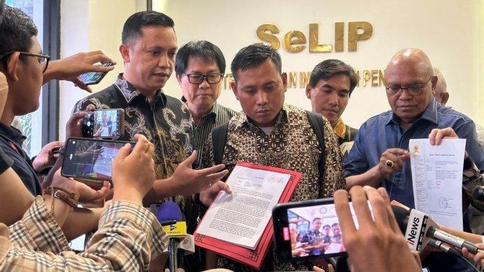 Staf Sekjen PDI Perjuangan Hasto Kristiyanto, Kusnadi (tengah) 