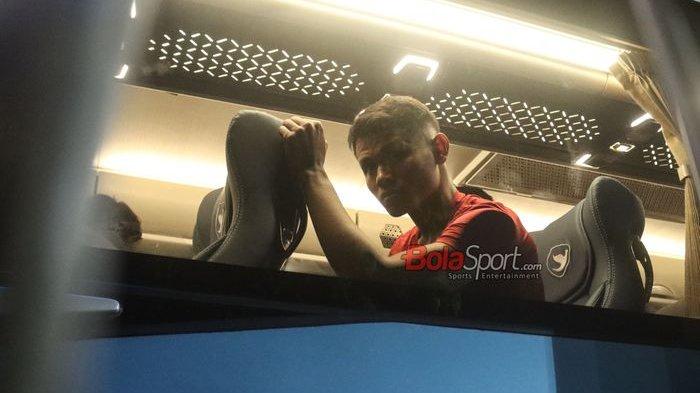 Dimas Drajad tampak termenung saat hand phone hilang seusai latihan timnas Indonesia di Lapangan A, Senayan, Jakarta, Sabtu (31/8/2024).