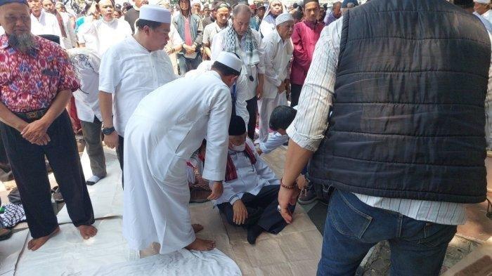 Mantan Ketua Umum PP Muhammadiyah Din Syansuddin mendadak ambruk ketika akan memimpin salat Zuhur di kawasan Patung Kuda, Jalan Medan Merdeka Barat, Gambir, Jakarta Pusat, Senin (22/4/2024). (Wartakotalive/Miftahul Munir)