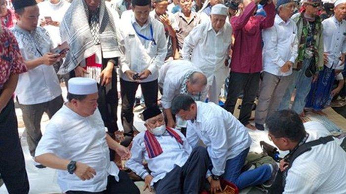 Mantan Ketua Umum PP Muhammadiyah Din Syansuddin mendadak ambruk ketika akan memimpin salat Zuhur di kawasan Patung Kuda, Jalan Medan Merdeka Barat, Gambir, Jakarta Pusat, Senin (22/4/2024). (Wartakotalive/Miftahul Munir)