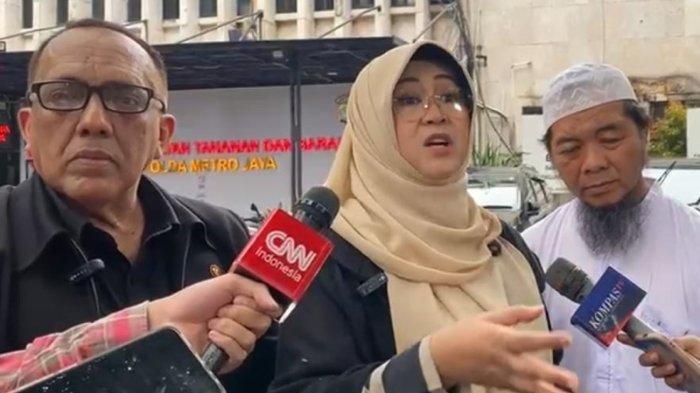 KASUS IJAZAH PALSU - Tifauzia Tyassuma alias Dokter Tifa di Mapolda Metro Jaya, Kebayoran Baru, Jakarta Selatan pada Jumat (11/7/2025). Kedatangan Dokter Tifa itu adalah untuk mengklarifikasi penyelidik Polda Metro Jaya terkait tudingan ijazah palsu Presiden ke-7 Joko Widodo, Kamis (10/7/2025).