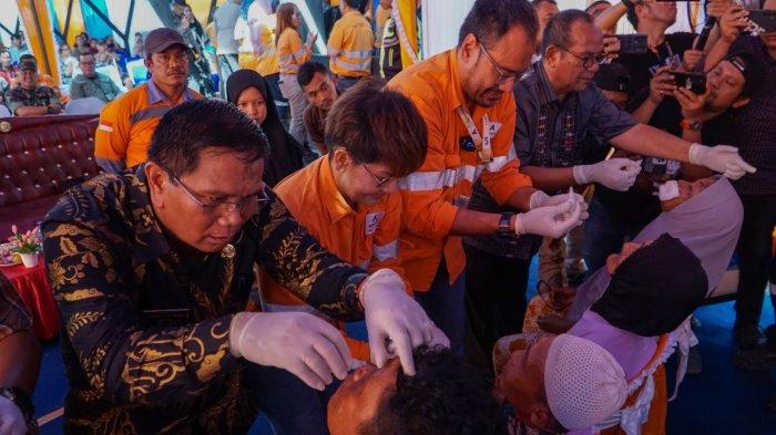Direktur & CFO PT Agincourt Resources, Noviandri (dua dari kanan) meneteskan obat tetes mata kepada pasien Operasi Katarak Gratis 2024 di Puskesmas Batang Toru.