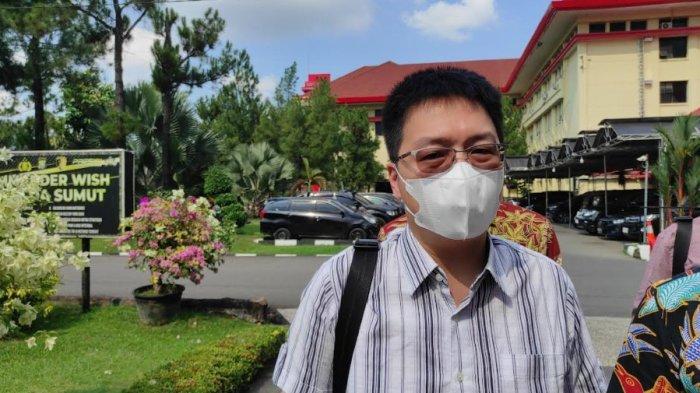 Direktur PT Almira Nusa Raya, Edy (kiri) dan kuasa hukumnya Fendi (kanan) saat menjalani pemeriksaan di Polda Sumut, Kamis (4/5/2023).