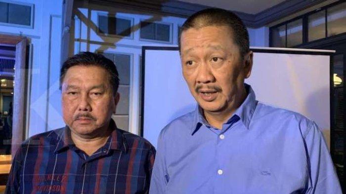 Direktur Utama Garuda Indonesia Irfan Setiaputra (kanan) bersama Direktur Keuangan dan Manajemen Risiko GIAA Prasetio.