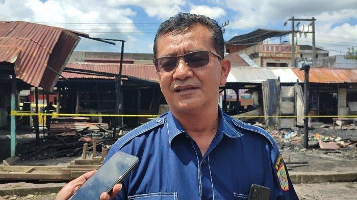Dirut PD Pasar Sidikalang, Jhon Thony Sidabutar saat diwawancarai di lokasi lapak pedagang yang terbakar, Senin (29/1/2024).