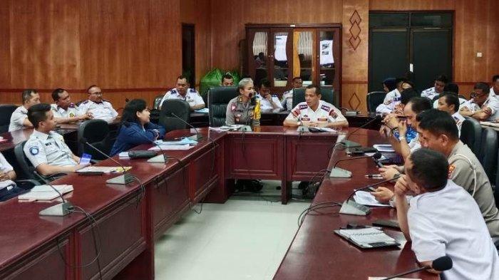 Dishub Sumut, Ditlantas Poldasu, beserta sejumlah instansi terkait menggelar rapat koordinasi guna mengantisipasi tantangan dan potensi gangguan lalu lintas saat arus mudik dan balik Lebaran 2024, di ruang rapat kantor Dishub Sumut, Medan, Selasa (19/3/2024).