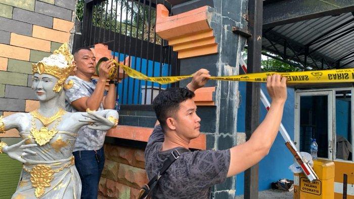 Petugas Polrestabes Medan memasang garis polisi di depan Diskotek Key Garden di Tanjung Pamah, Desa Namorube Julu, Kecamatan Kutalimbaru, Deliserdang, Kamis (9/11/2023). Hiburan malam Key Garden disebut-sebut milik Samsul Tarigan.