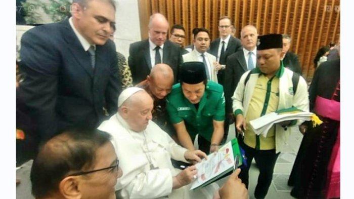 Pemimpin tertinggi umat Katolik se-dunia Paus Fransiskus menjadi saksi atas Deklarasi Jakarta – Vatikan yang dibuat oleh organisasi kepemudaan lintas iman. Kesaksikan itu dituangkan dengan pembubuhan tandatangan di atas kertas deklarasi, Kamis (22/8/2024)