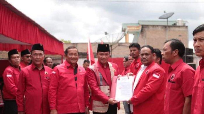 Disaksikan Ketua DPD PDI Perjuangan Sumut Drs Rapidin Simbolon MM, Ketua DPC PDI Perjuangan Humbang Hasundutan Oloan Paniaran Nababan menyerahkan mandat jabatan sebagai Ketua PAC PDI Perjuangan Kecamatan Dolok Sanggul kepada Nikodemus Munte sela-sela pelantkan di Kantor DPC PDI Perjuangan Humbahas, Selasa (7/11/2023).