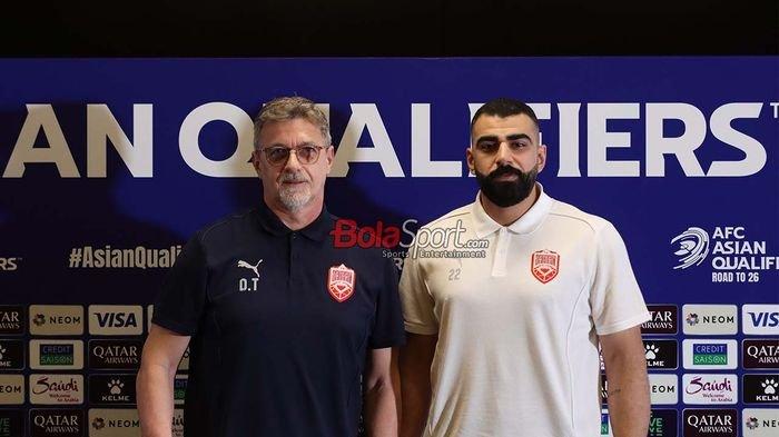 Pelatih Timnas Bahrain, Dragan Talajic (kiri) dan pemainnya bernama Ebrahim Lutfalla (kanan) sedang foto bersama seusai sesi jumpa pers di Media Center Stadion Gelora Bung Karno, Senayan, Jakarta, Senin (24/3/2025).