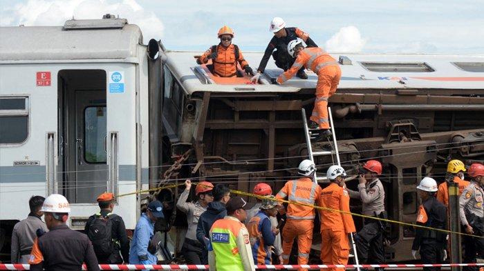 Foto-foto dua kereta api bertabrakan di satu jalur rel di Desa Cikuya, Kecamatan Cicalengka, Kabupaten Bandung, Jawa Barat, Jumat (5/1/2024) pukul 06.03 WIB. Dua kereta bertabrakan itu ialah KA Turangga jurusan Surabaya-Bandung dengan KA Commuter Line Bandung Raya rute Padalarang-Cicalengka. PT Kereta Api Indonesia (Persero) menyampaikan bahwa korban meninggal dalam kecelakaan Kereta Api (KA) Turangga dan KA Lokal Bandung Raya berjumlah 4 orang. VP Public Relations KAI Joni Martinus memastikan seluruh korban merupakan petugas kereta api yakni Masinis, Asisten Masinis, Pramugara, dan Security. (AFP)