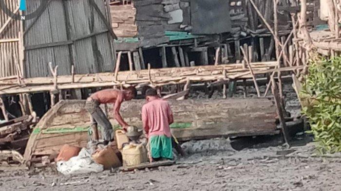 Dua Pria Terekam Kamera Milik Warga Sedang Melakukan Pencurian Minyak dari Pipa Pertamina di Kawasan Bagan Delu, Kecamatan Medan Belawan, Kota Medan, Jumat (2/6/2023)