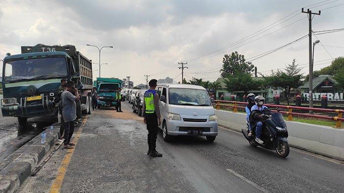 Kondisi dua truk kecelakaan di Fly Over Amplas, Jalan Sisingamangaraja Medan, Senin (3/7/2023). Kondisi lalu lintas macet.