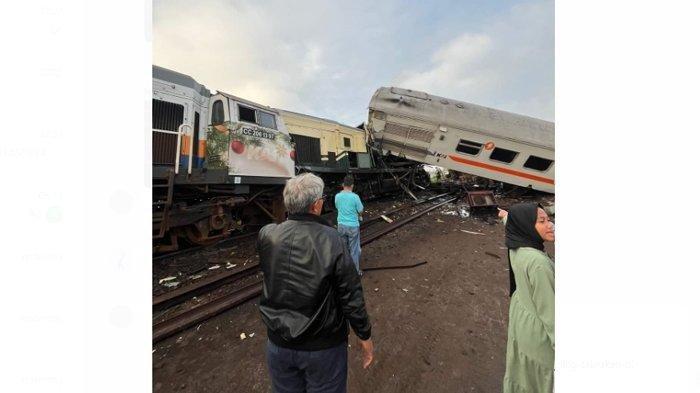 Dua kereta api terlibat kecelakaan di Babakan DKA Cicalengka, sekitar 400 meter dari Stasiun Cicalengka, Kabupaten Bandung, Jawa Barat, Jumat (5/1/2024) sekitar pukul 06.00 WIB. Tiga korban dilaporkan meninggal dunia adalah masinis KA Lokal Padalarang (KA Lokal Bandung Raya) dan asisten masinis KA Lokal Padalarang.