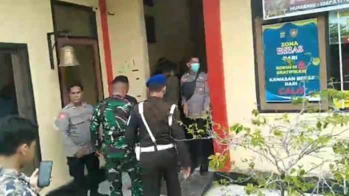 2 OKNUM TNI TERLIBAT: Dua oknum TNI diduga melakukan penganiayaan di Muna Barat Sulawesi Tenggara (Sultra) saat digiring menemui Dandrem 143/HO, Brigjen TNI Raden Wahyu Sugiarto di Mako Polres Muna, Selasa (1/4/2025) (Istimewa)