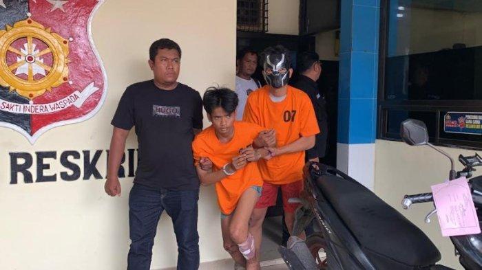 Dua pelaku begal sadis, saat digiring petugas ke sel tahanan di Polsek Medan Helvetia, Senin (4/11/2024). TRIBUN-MEDAN/ALFIANSYAH