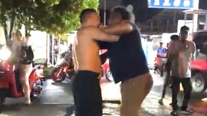 Dua pria adu jotos di pinggir jalan Kota Ternate, Maluku Utara pada Senin (8/4/2024) pagi. Dua pria ini duel dengan tangan kosong di pinggir jalan dan ditonton para warga. 