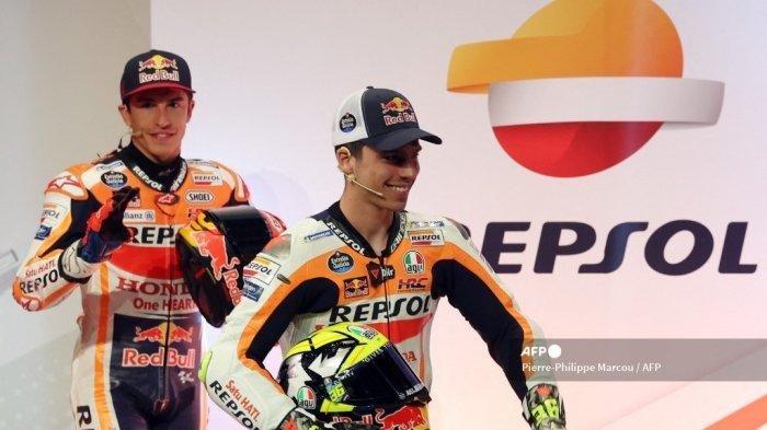 Titah Marc Marquez untuk Joan Mir Jelang MotoGP 2023: Salah Satu Rider Honda Harus Menang - Pembalap Tim Repsol Honda MotoGP Spanyol Marc Marquez (Kiri) dan Joan Mir menghadiri presentasi Tim Repsol Honda untuk musim Grand Prix Sepeda Motor 2023 mendatang, di Madrid pada 22 Februari 2023.