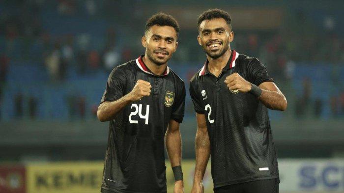 DUO SAYURI: Duo saudara kembar pemain timnas Bomber Malut United Yance Sayuri (kiri) dan Yakob Sayuri (kanan).