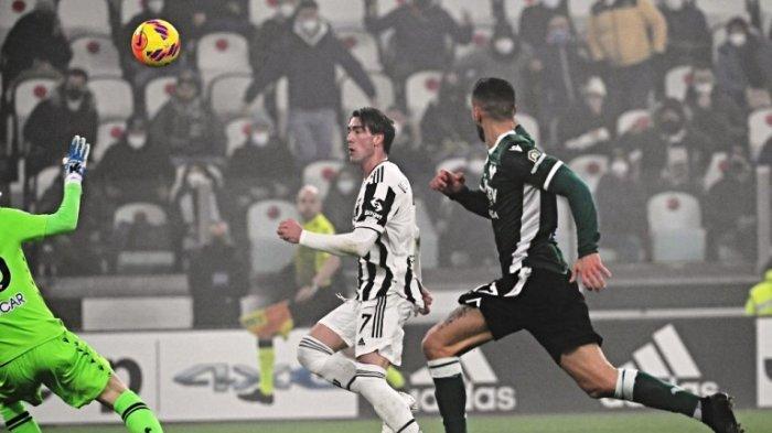 Penyerang Juventus asal Serbia Dusan Vlahovic (tengah) mencetak gol dalam pertandingan sepak bola Serie A Italia antara Juventus dan Verona pada 6 Februari 2022 di stadion Juventus di Turin.