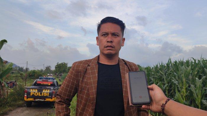 EKSEKUSI LAHAN- Kuasa hukum pemilik lahan, Mangatur Simbolon saat dilakukan wawancara seusai eksekusi lahan seluas 5 hektar di Desa Hutaimbaru Kecamatan Siempat Nempu Kabupaten Dairi, Senin (3/2/2025).  