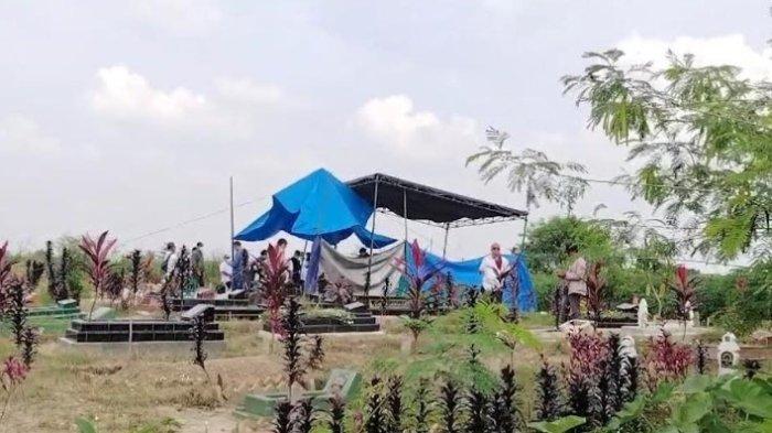 EKSHUMASI JASAD ADRIANSYAH - Momen Polisi, dokter forensik melakukan ekshumasi atau bongkar makam almarhum Adriansyah (37) yang diduga tewas akibat dipukul menggunakan helm oleh pensiunan TNI berinisial LS, Rabu (5/2/2025). Keributan terjadi pada Agustus lalu dan korban tewas pada bulan Desember.