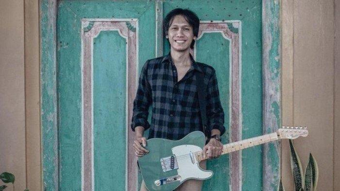 EROSS Candra Lelang Koleksi Gitar Langka Miliknya demi Palestina, Laku Rp100 Juta