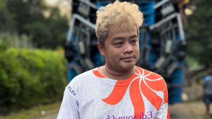 SASARAN BULLY- Edi atau Memed, operator sound horeg yang dijuluki Thomas Alva Edi Sound Horeg jadi sasaran bully netizen. Warganet sering memparodikan gaya Memed saat menyetel sound.