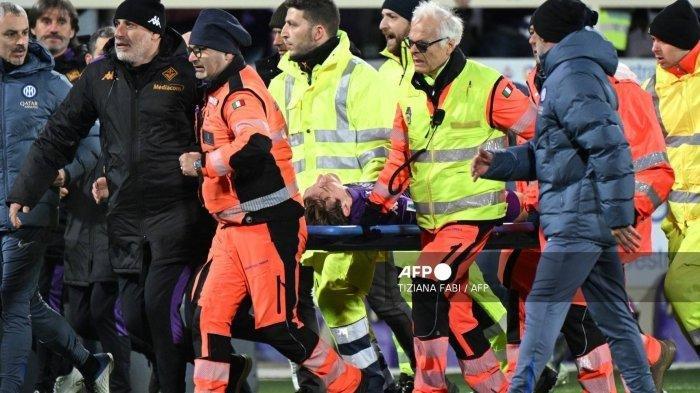 Gelandang Italia Fiorentina, #04 Edoardo Bove, dievakuasi dengan tandu setelah tiba-tiba jatuh ke tanah saat pertandingan sepak bola Serie A antara Fiorentina dan Inter Milan di stadion Artemio Franchi, Florence, pada 1 Desember 2024.