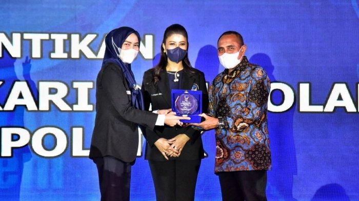 Gubernur Sumatera Utara (Sumut) Edy Rahmayadi menghadiri acara Pelantikan Dewan Pimpinan Wilayah (DPW) Garda Wanita (Garnita) Malahayati Nasdem Provinsi Sumut di Ballroom Hotel JW Marriott, Jalan Putri Hijau Medan, Senin (25/7/2022). Mengangkat tema menuju wanita berdikari dan kolaboratif dalam berpolitik dan langsung dihadiri oleh Ketua Umum Garnita Malahayati, Indira Chunda Thita Syahrul Limpo.