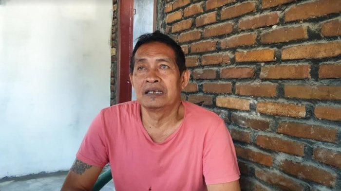 Edward Manurung, saat memberikan keterangan terkait anaknya dihajar oleh puluhan orang, pasca kejadian pembacokan prajurit TNI AD dari Batalyon 100/PS bernama Prada Defliadi, Rabu (7/8/2024).