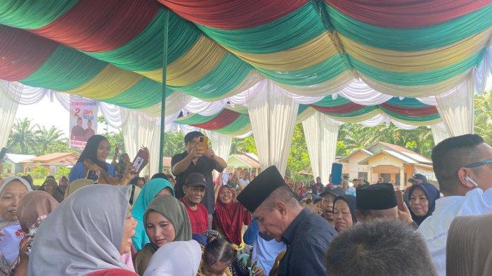 Langkah cepat ratusan emak-emak menyambut kedatangan Edy Rahmayadi, calon Gubernur Sumut setiba di Lapangan Desa Bukit Mas, Besitang, Langkat.