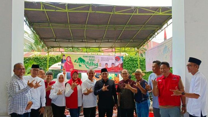 Edy Rahmayadi berpose salam mental saat mendatangi kantor DPD PDIP jalan Jamin Ginting, kota Medan pada, Selasa (18/6/2024).