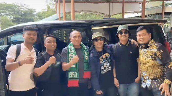 Edy Rahmayadi berfoto bersama pendukung PSMS Medan lawan Persiraja Banda Aceh