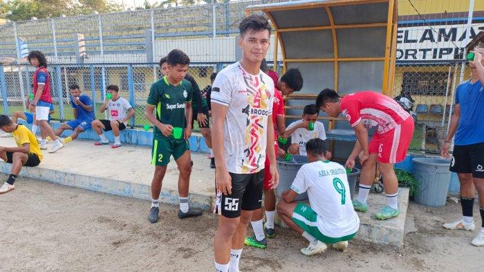 Eks timnas Indonesia, Ilham Wibowo Yusuf ketika mengikuti latihan di stadion Baharoeddin Siregar Senin, (27/6/2022). 
 