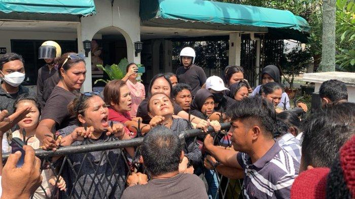 Suasana di lokasi pengeksekusian bangunan dan tanah di Jalan Mayjen D.I Panjaitan, Kecamatan Medan Baru, tampak pemilik rumah memberikan perlawanan, Senin (9/10/2023).