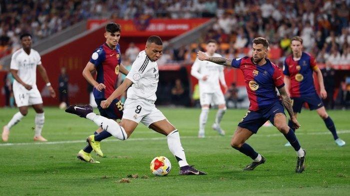 EL CLASICO - Pemain Real Madrid Kylian Mbappe berusaha menendang bola dalam kepungan pemain Barcelona pada partai final Copa del Rey 2024/2025 di Stadion Olimpiade Sevilla, Minggu (27/4/2025). (Website Madrid - 25/4/2025) (realmadrid.com/Pedro Castillo)