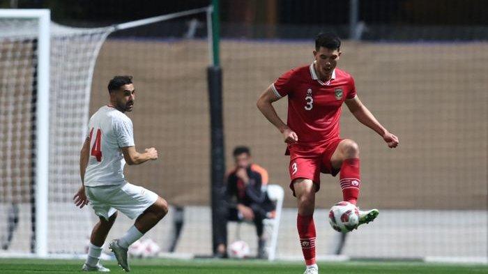 Pemain timnas Indonesia, Elkan Baggott, sedang menguasai bola saat laga uji coba melawan Iran, Selasa (9/1/2024)