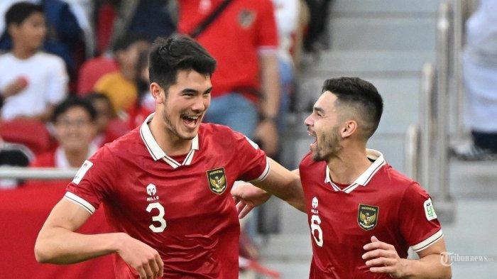 Bek Timnas Indonesia Elkan Baggott (kanan)