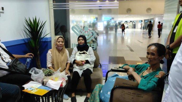 Elly Susanti (Hijab cokelat), korban dugaan tindak pidana perdagangan orang (TPPO) yang berhasil pulang ke Indonesia, Rabu (17/1/2024). Ia pulang tak lama setelah Polisi menangkap Waliati, tersangka perdagangan orang untuk dijadikan pembantu di Malaysia.