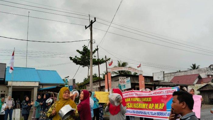 Emak-emak Desa Serapuh Asli, Kecamatan Tanjung Pura, Kabupaten Langkat, Sumatera Utara, saat menggelar aksi di tengah Jalinsum Medan-Aceh, Kamis (16/5/2024). 
