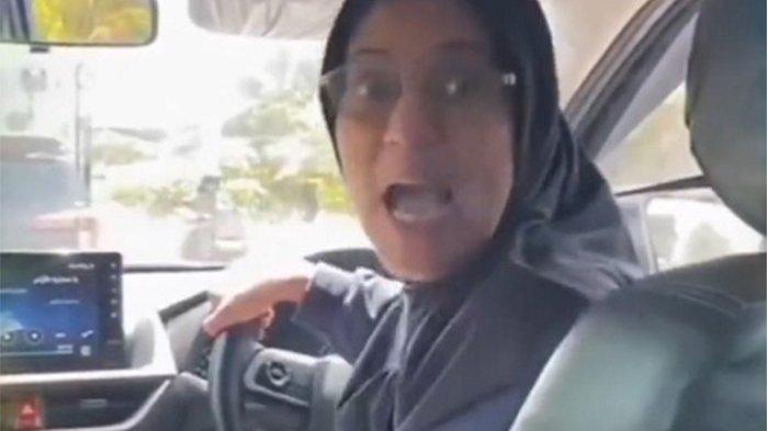 Emak-emak Marahi Anaknya karena Bertengkar di Sekolah