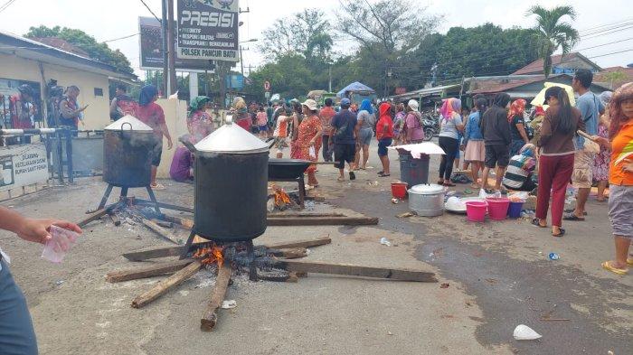 Emak-emak demo di depan Polsek Pancur Batu yang mengakibatkan Jalan Lintas Medan-Berastagi lumpuh total, Selasa (5/3/2024).