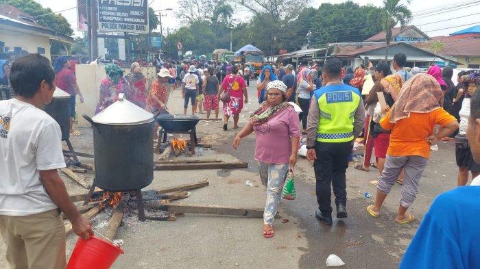 Emak-emak demo di depan Polsek Pancur Batu yang mengakibatkan Jalan Lintas Medan-Berastagi lumpuh total, Selasa (5/3/2024).