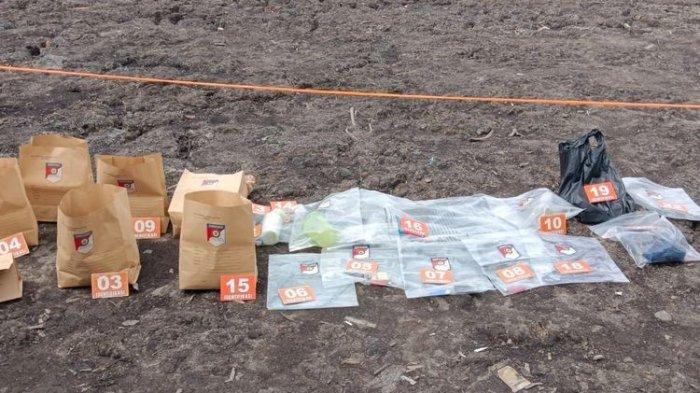 Seorang pria berinisial PN (30) ditangkap karena diduga membacok istrinya berinisial SN (29) hingga tewas. Kepala Polisi Resor Kayong Utara AKBP Achmad Dharmianto mengatakan, tersangka PN sudah diamankan dan dalam pemeriksaan penyidik.