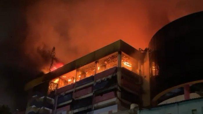 Empat mayat ditemukan dalam kebakaran Glodok Plaza, Jakarta, Kamis (16/1/2025). Dalam peristiwa kebakaran ini delapan orang dinyatakan hilang. 