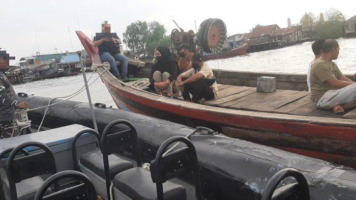 Empat orang PMI ilegal diamankan oleh petugas patroli Lanal TBA di perairan Asahan saat hendak menyebrang ke perairan Malaysia, Senin (6/5/2024).