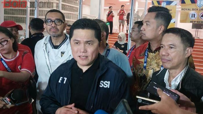 Ketua Umum PSSI Erick Thohir saat memberikan keterangan kepada awak media seusai laga Timnas U-23 Indonesia Vs Thailand, di Stadion Utama Gelora Bung Karno (SUGBK), Jakarta, Jumat (25/7/2025).